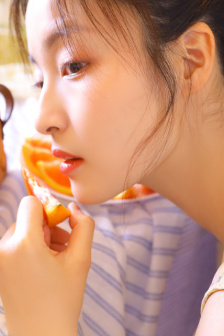 我半夜摸妺妺的奶C了她软件